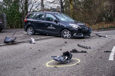 Stuttgart Sued: PKW geraet auf Gegenspur und kollidiert mit entgegenkommendem Fahrzeug